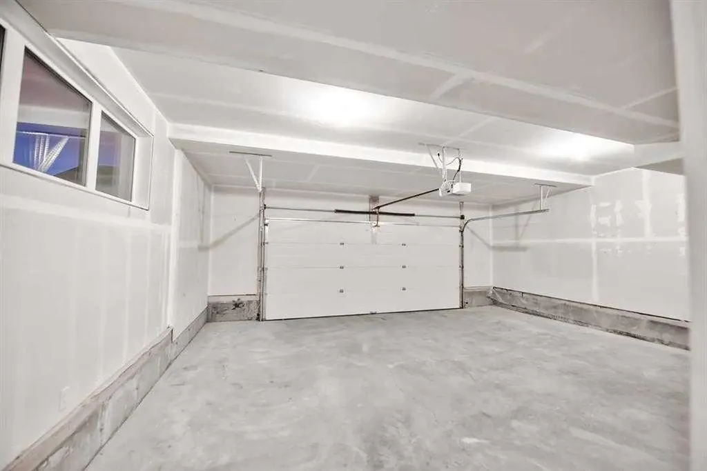 917 Crestridge Common SW Calgary AB T3B 6L6