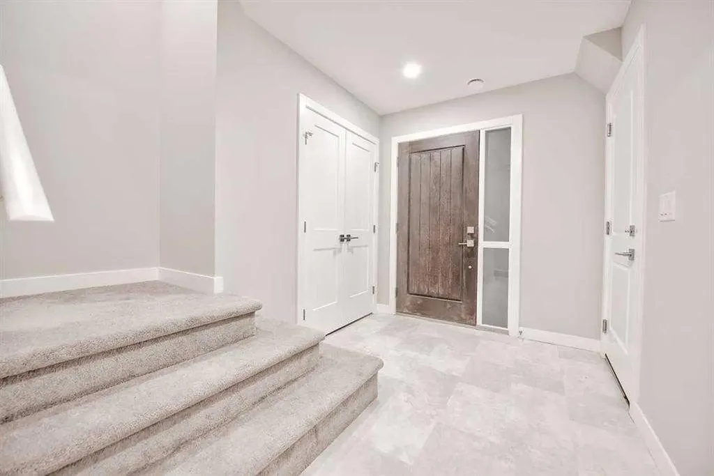 917 Crestridge Common SW Calgary AB T3B 6L6