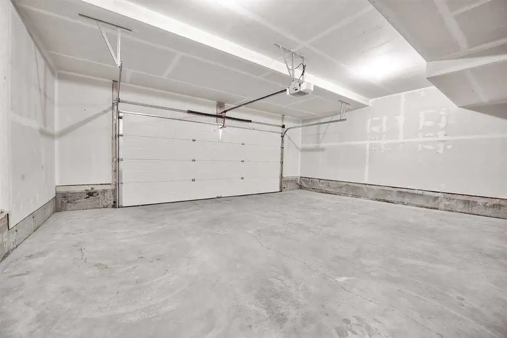 917 Crestridge Common SW Calgary AB T3B 6L6