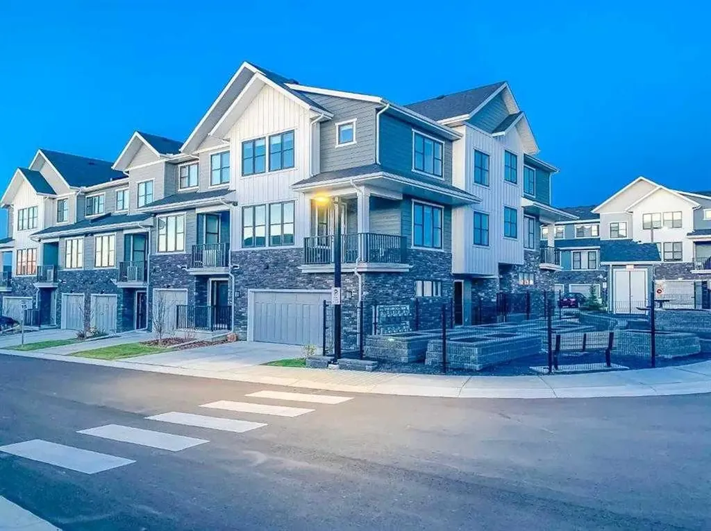 917 Crestridge Common SW Calgary AB T3B 6L6