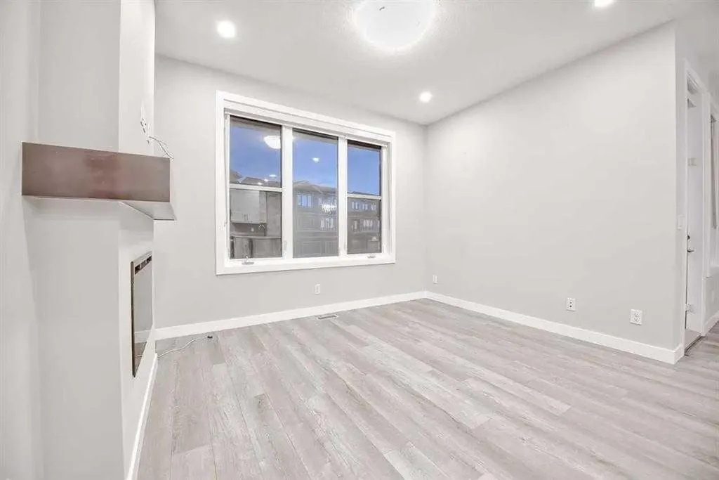 917 Crestridge Common SW Calgary AB T3B 6L6