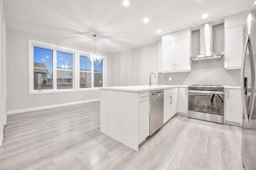 917 Crestridge Common SW Calgary AB T3B 6L6