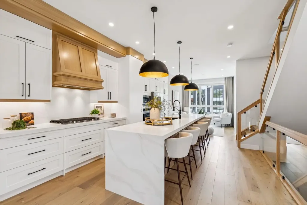 2427 27 Street SW Calgary AB T3E 2G2