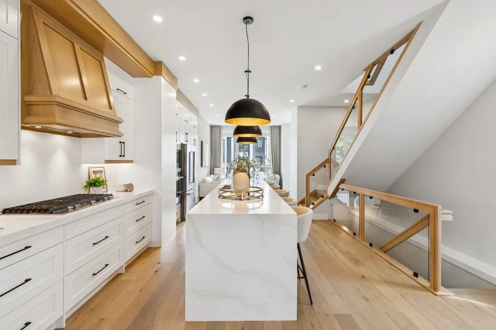 2427 27 Street SW Calgary AB T3E 2G2