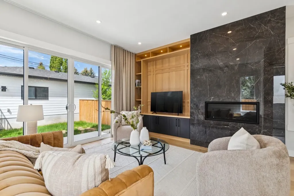 2427 27 Street SW Calgary AB T3E 2G2