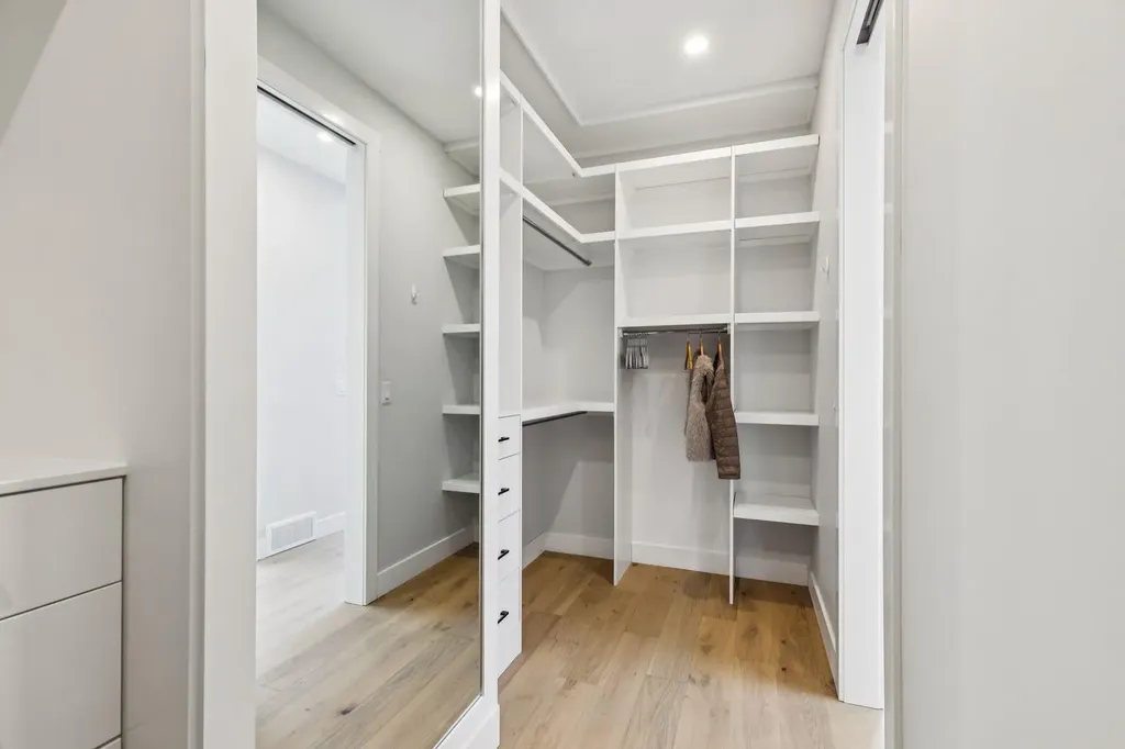 2427 27 Street SW Calgary AB T3E 2G2