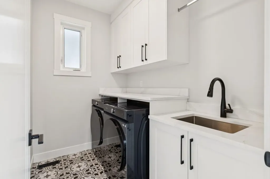 2427 27 Street SW Calgary AB T3E 2G2