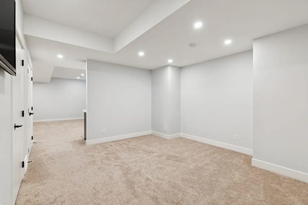 2427 27 Street SW Calgary AB T3E 2G2