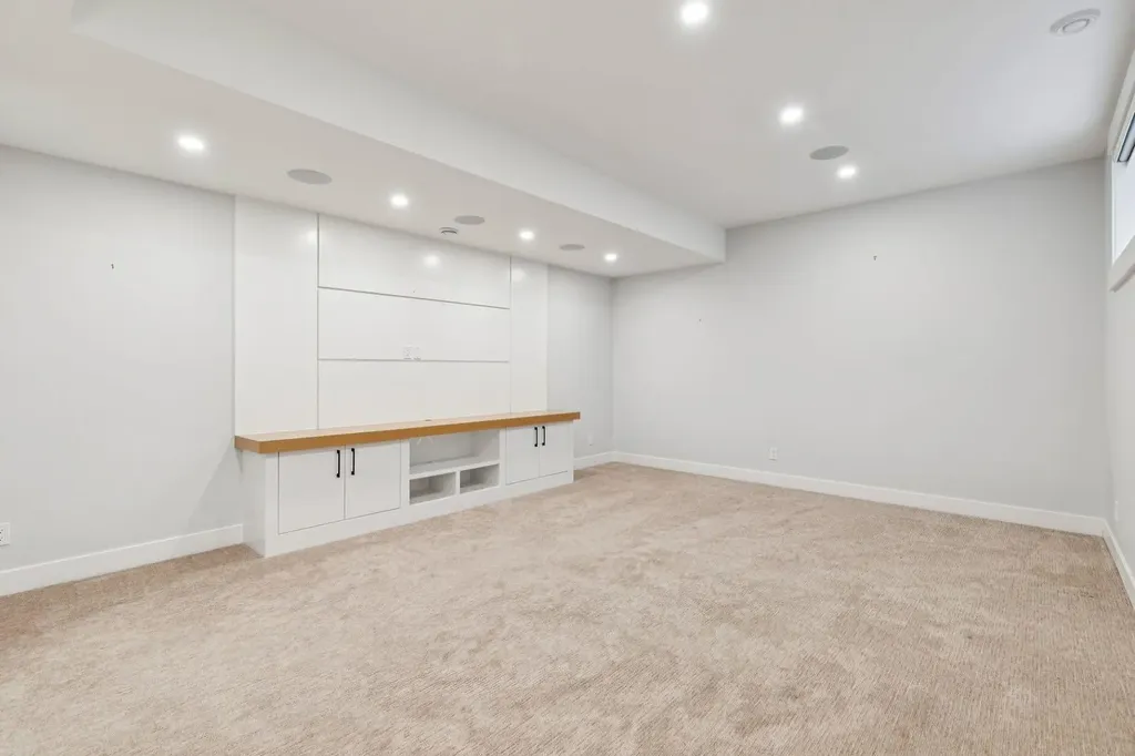 2427 27 Street SW Calgary AB T3E 2G2