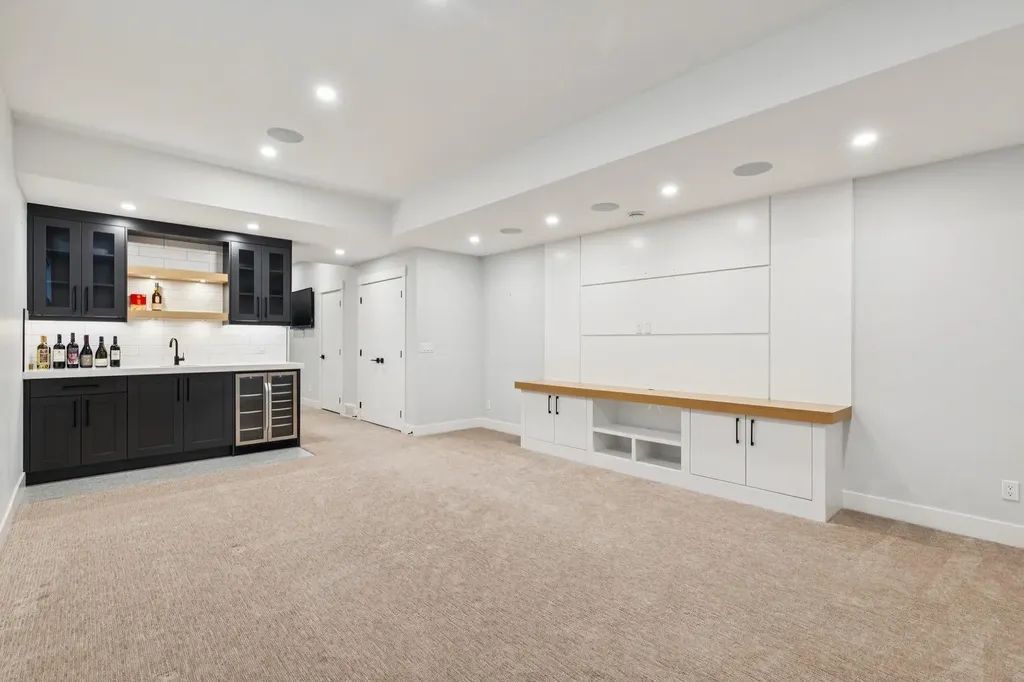 2427 27 Street SW Calgary AB T3E 2G2