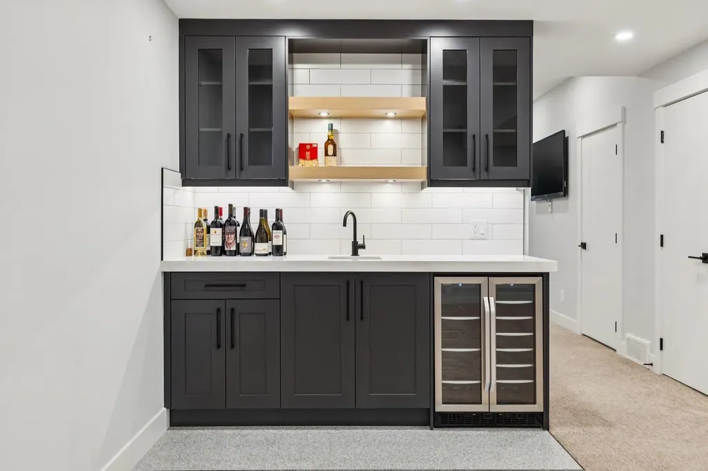 2427 27 Street SW Calgary AB T3E 2G2