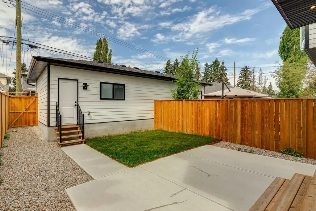 2427 27 Street SW Calgary AB T3E 2G2