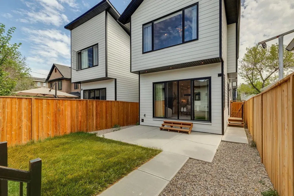 2427 27 Street SW Calgary AB T3E 2G2