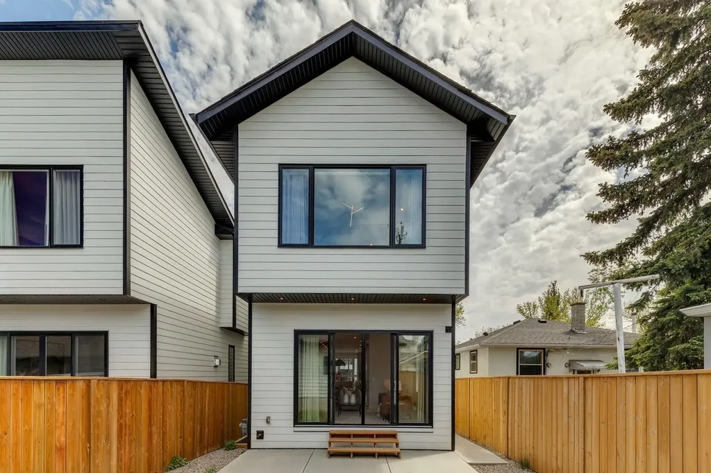 2427 27 Street SW Calgary AB T3E 2G2