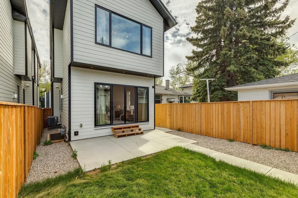 2427 27 Street SW Calgary AB T3E 2G2