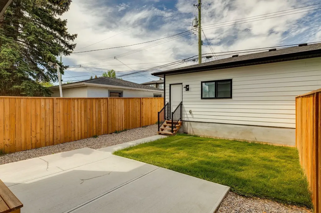 2427 27 Street SW Calgary AB T3E 2G2