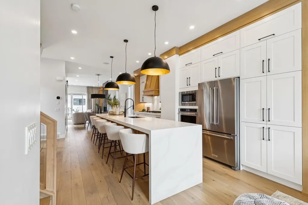 2427 27 Street SW Calgary AB T3E 2G2