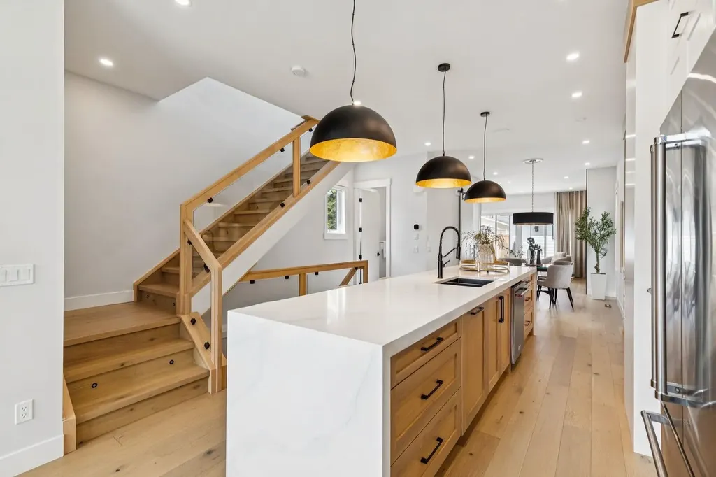 2427 27 Street SW Calgary AB T3E 2G2