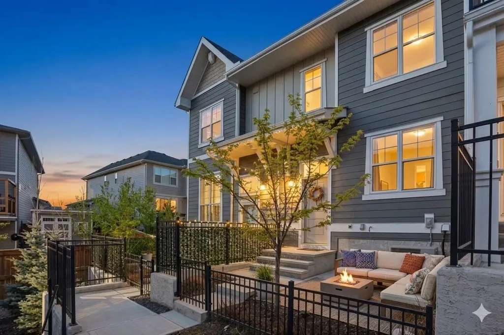 812 Cranbrook Walk SE Calgary AB T3M 2V5