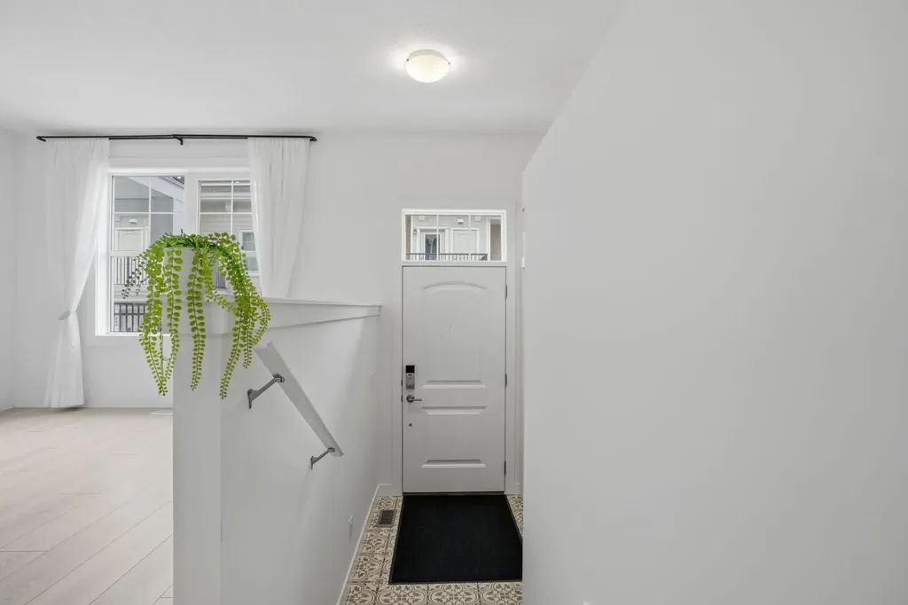 812 Cranbrook Walk SE Calgary AB T3M 2V5