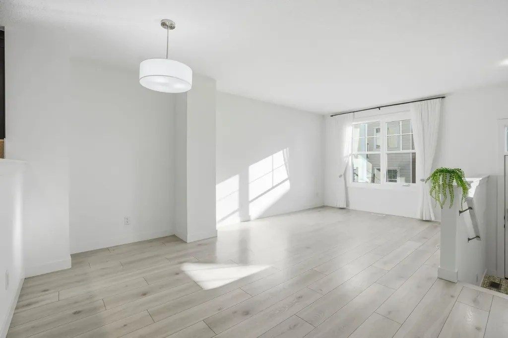 812 Cranbrook Walk SE Calgary AB T3M 2V5