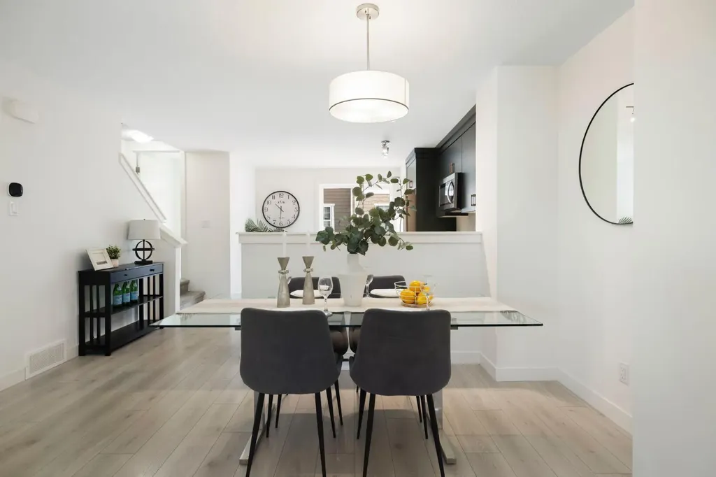 812 Cranbrook Walk SE Calgary AB T3M 2V5