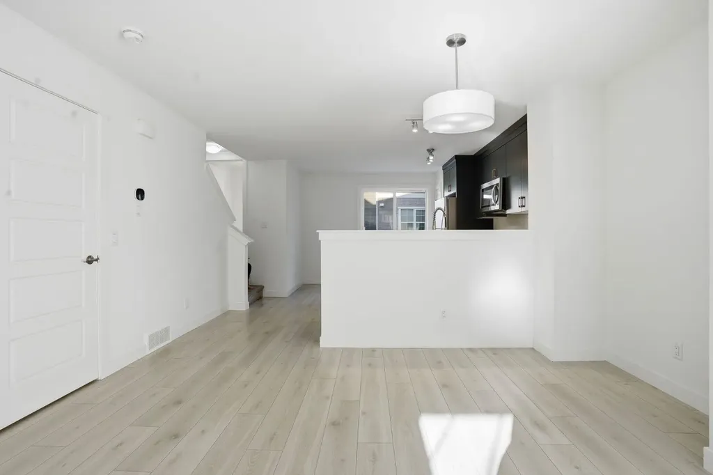 812 Cranbrook Walk SE Calgary AB T3M 2V5