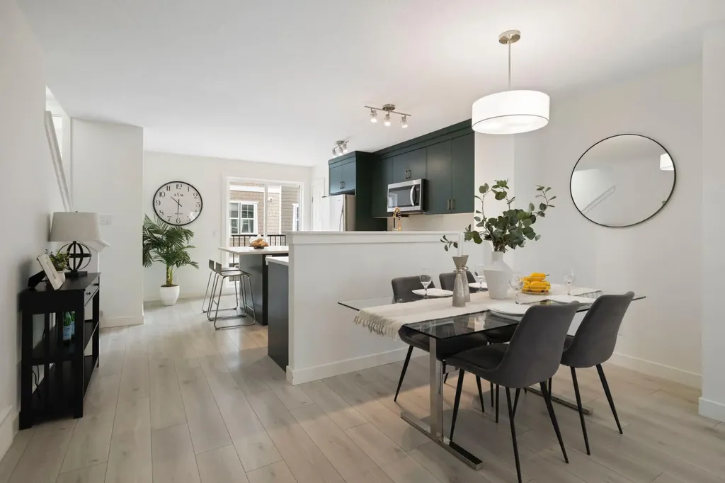 812 Cranbrook Walk SE Calgary AB T3M 2V5