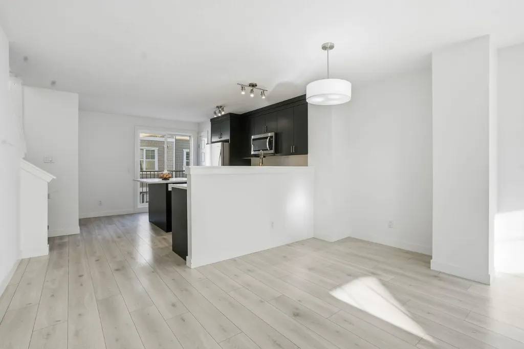 812 Cranbrook Walk SE Calgary AB T3M 2V5
