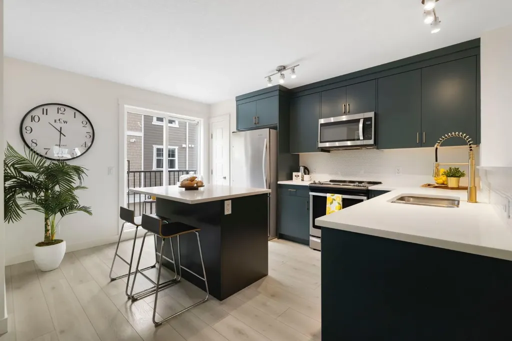 812 Cranbrook Walk SE Calgary AB T3M 2V5