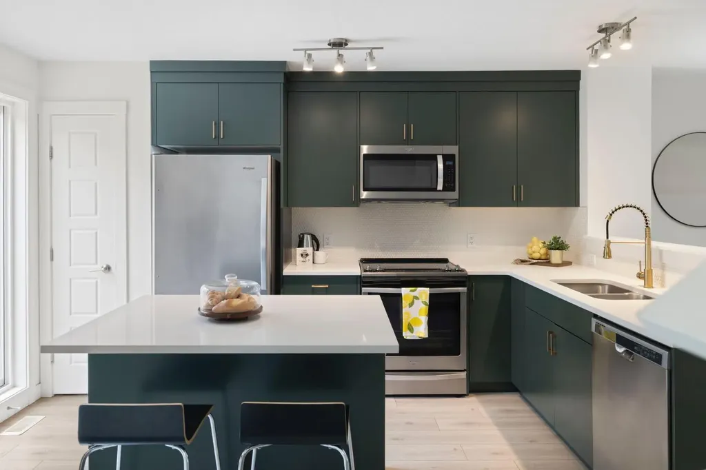 812 Cranbrook Walk SE Calgary AB T3M 2V5