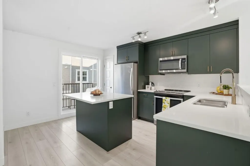 812 Cranbrook Walk SE Calgary AB T3M 2V5