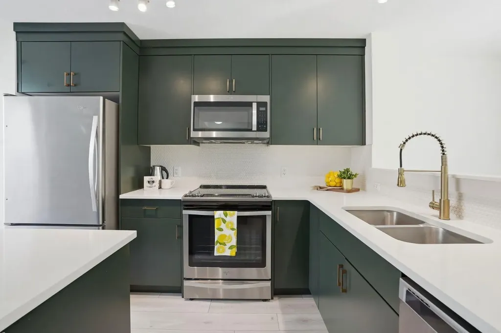 812 Cranbrook Walk SE Calgary AB T3M 2V5