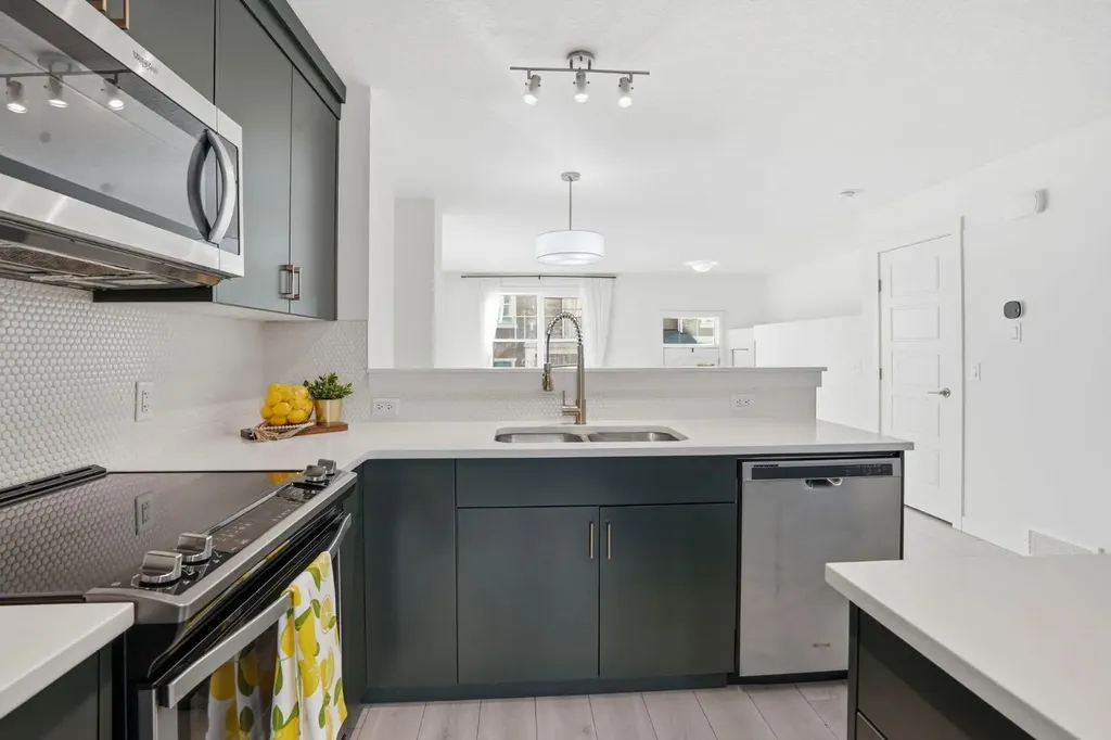 812 Cranbrook Walk SE Calgary AB T3M 2V5