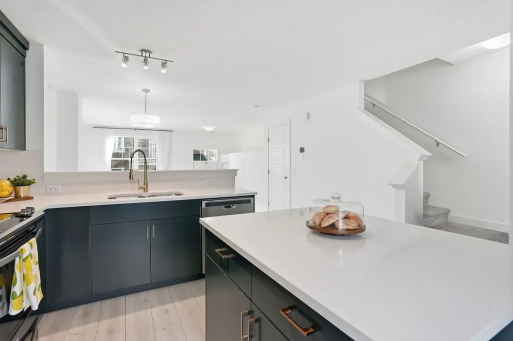 812 Cranbrook Walk SE Calgary AB T3M 2V5