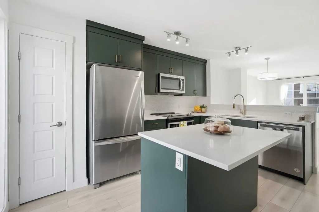 812 Cranbrook Walk SE Calgary AB T3M 2V5