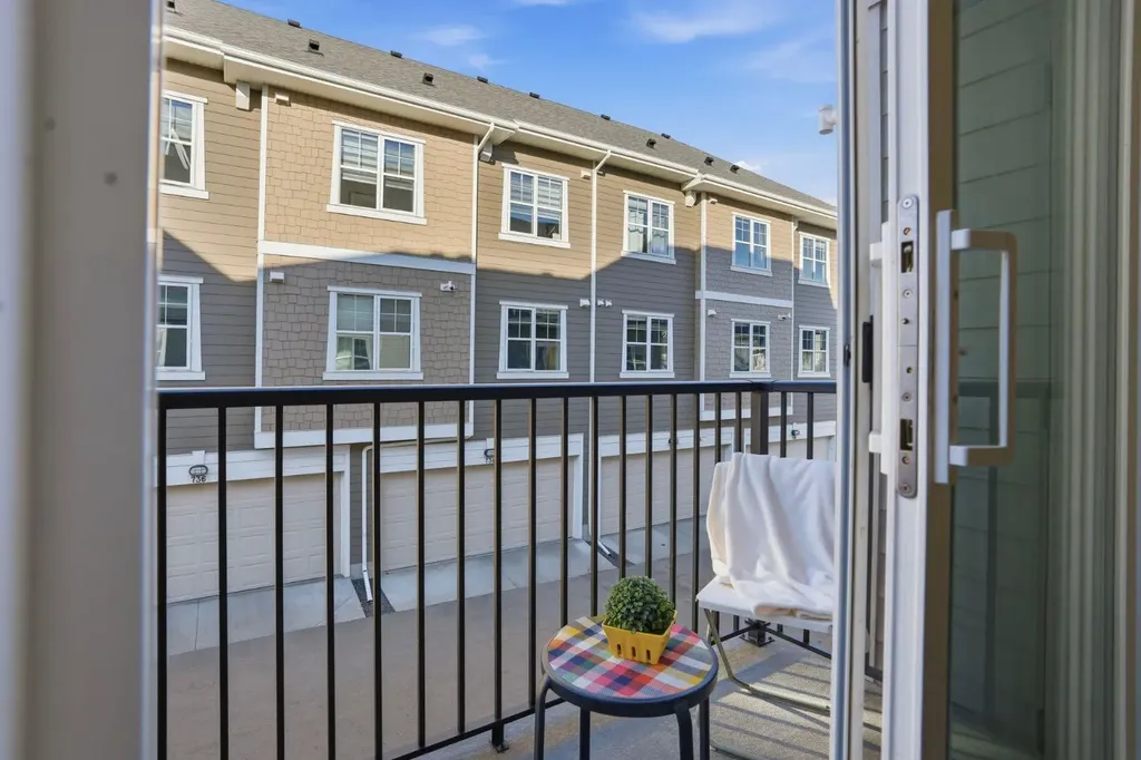 812 Cranbrook Walk SE Calgary AB T3M 2V5