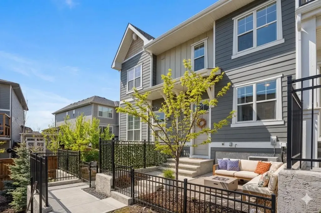 812 Cranbrook Walk SE Calgary AB T3M 2V5