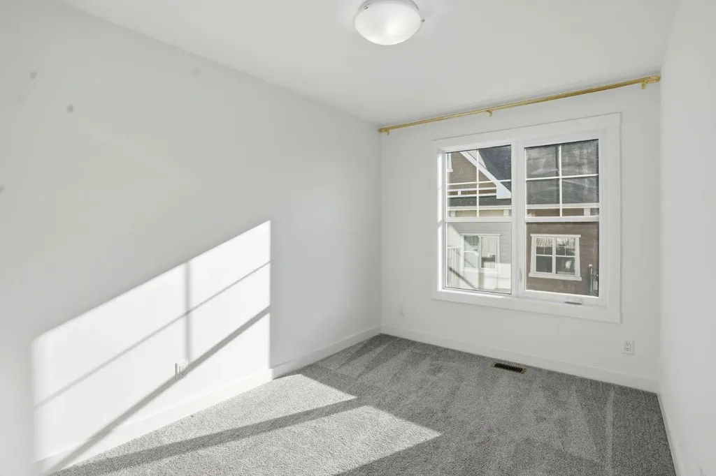 812 Cranbrook Walk SE Calgary AB T3M 2V5