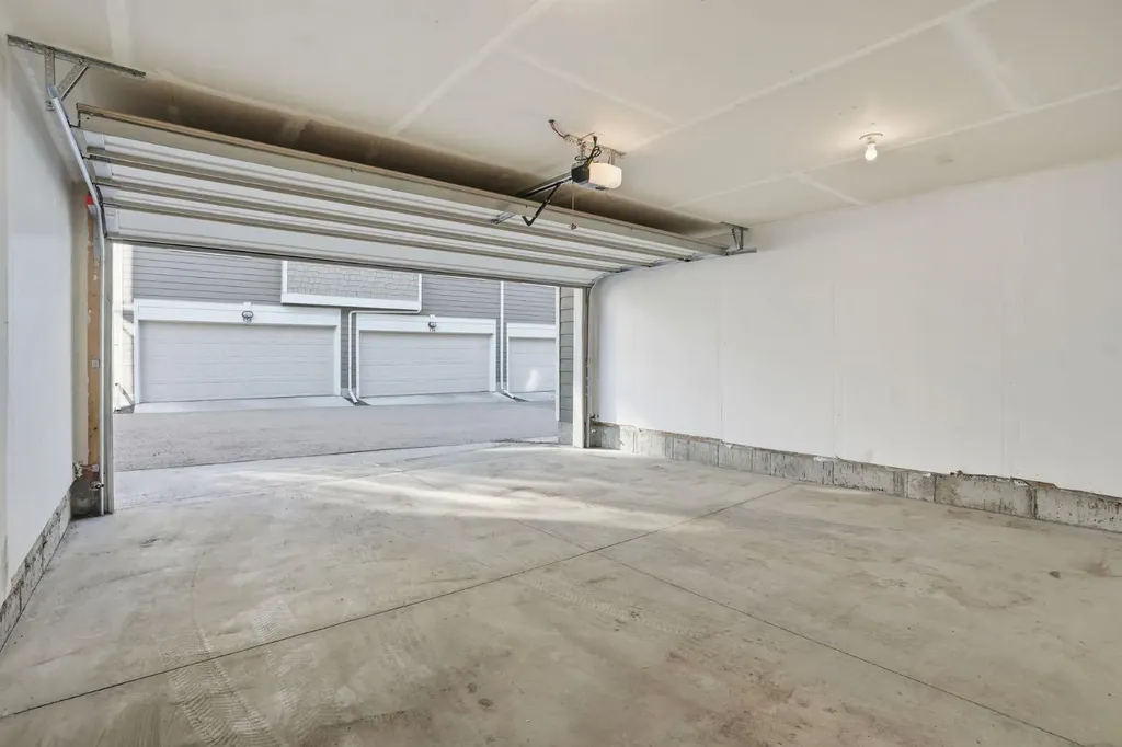 812 Cranbrook Walk SE Calgary AB T3M 2V5