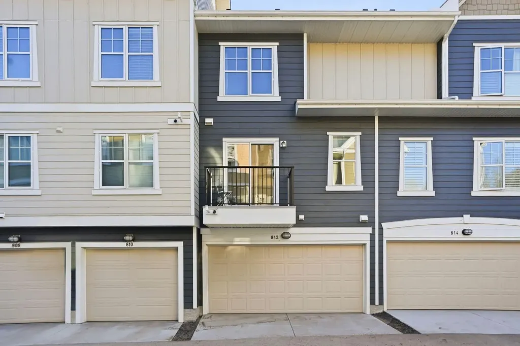 812 Cranbrook Walk SE Calgary AB T3M 2V5
