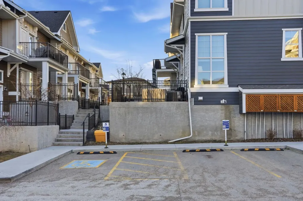 812 Cranbrook Walk SE Calgary AB T3M 2V5