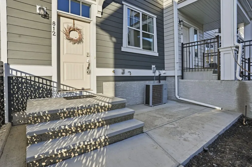 812 Cranbrook Walk SE Calgary AB T3M 2V5