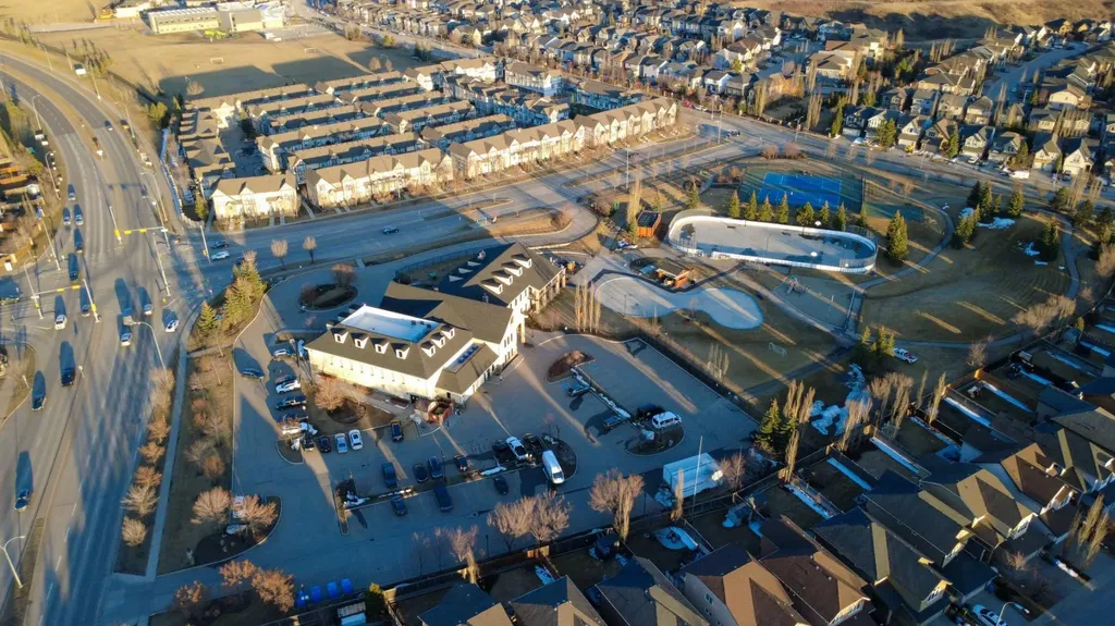 812 Cranbrook Walk SE Calgary AB T3M 2V5