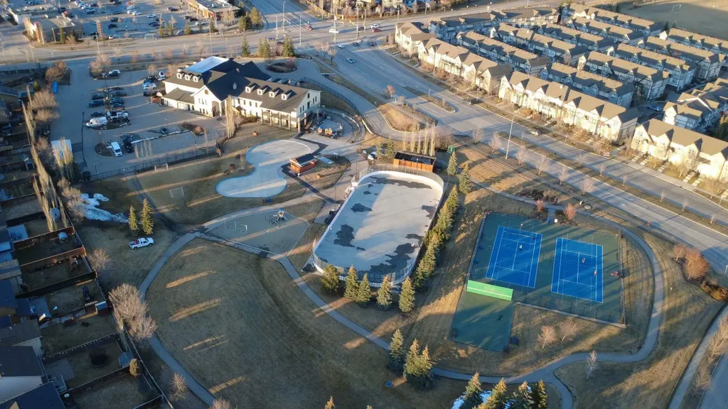 812 Cranbrook Walk SE Calgary AB T3M 2V5