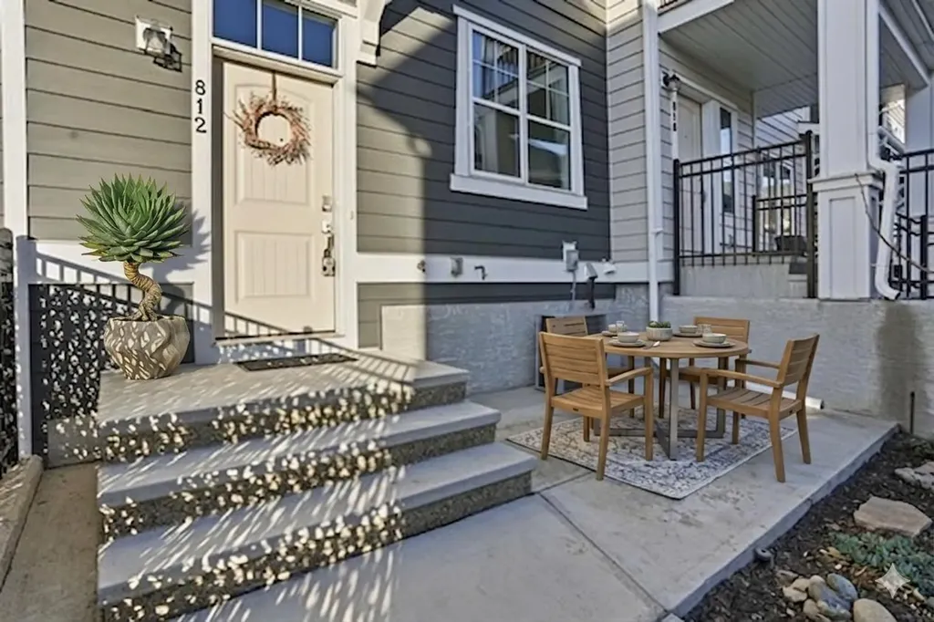 812 Cranbrook Walk SE Calgary AB T3M 2V5