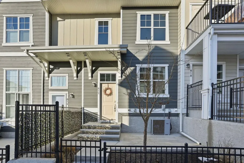 812 Cranbrook Walk SE Calgary AB T3M 2V5