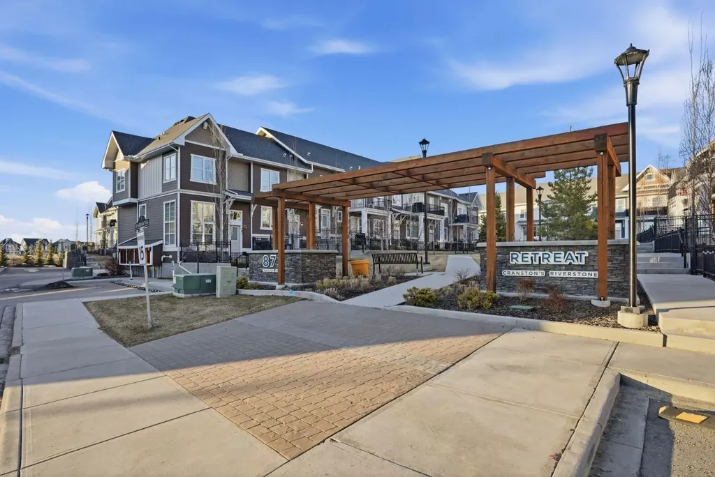 812 Cranbrook Walk SE Calgary AB T3M 2V5
