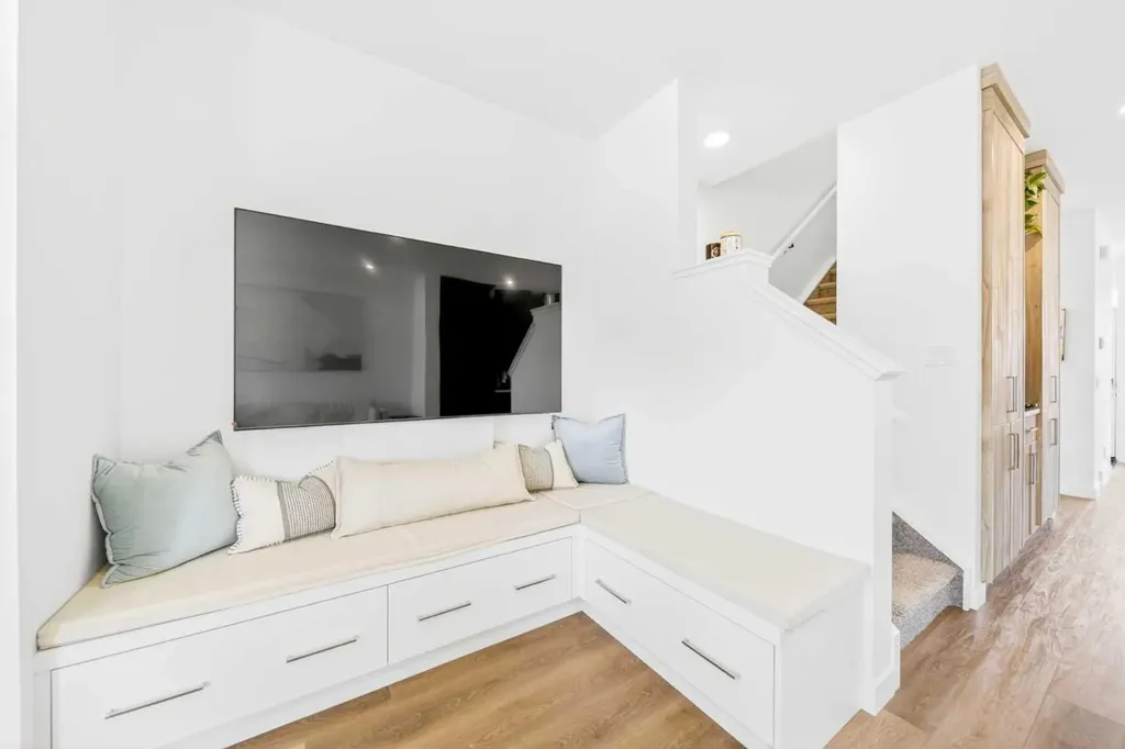 564 Rowmont Boulevard NW Calgary AB T3L 0L6