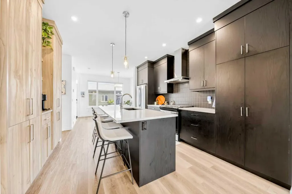 564 Rowmont Boulevard NW Calgary AB T3L 0L6